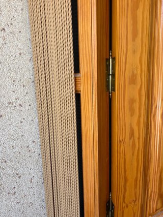 Puerta de entrada principal con cerradura