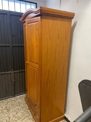 Armario de madera con cajones