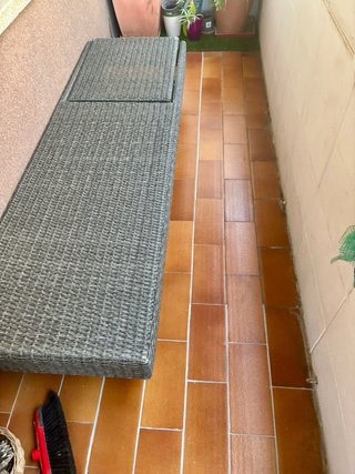 Tumbona Ratán con Colchoneta Blanca.