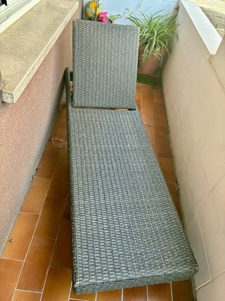 Tumbona Ratán con Colchoneta Blanca.
