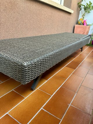 Tumbona Ratán con Colchoneta Blanca.