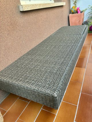 Tumbona Ratán con Colchoneta Blanca.
