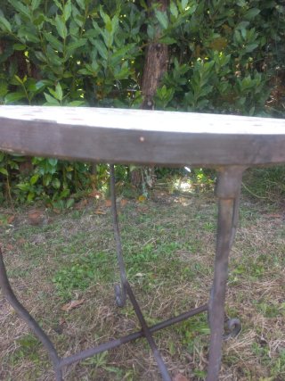 Mesita redonda jardín cerámica y metal.