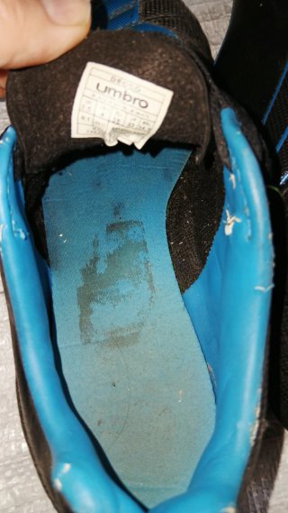 Zapatos de fútbol Umbro negros y azules