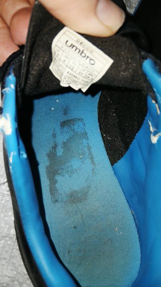 Zapatos de fútbol Umbro negros y azules