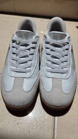 Zapatillas deportivas beige y blancas