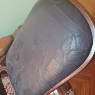 Mecedora antigua de madera y cuero