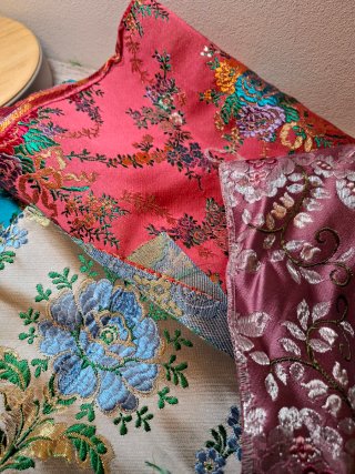 Lote retales bordados seda floral
