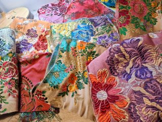 Lote retales bordados seda floral