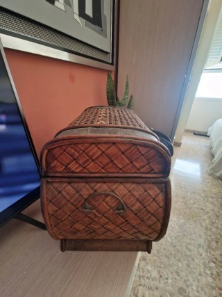 Baúl antiguo madera y metal decorado