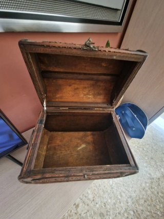 Baúl antiguo madera y metal decorado