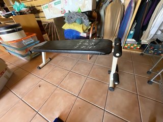 Banco de abdominales y pesas
