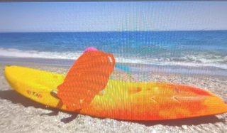 Kayak naranja y amarillo para playa