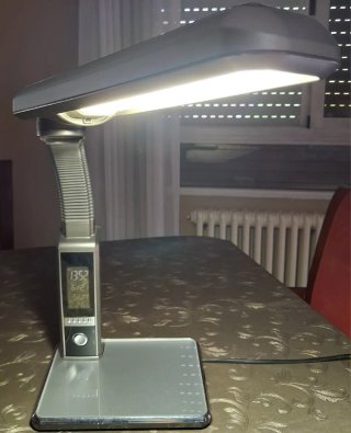 Lámpara flexo con pantalla LED y reloj.