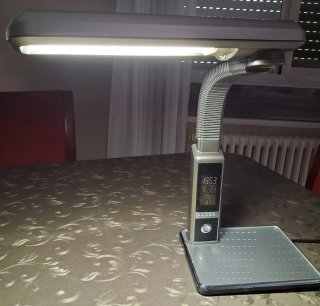 Lámpara flexo con pantalla LED y reloj.