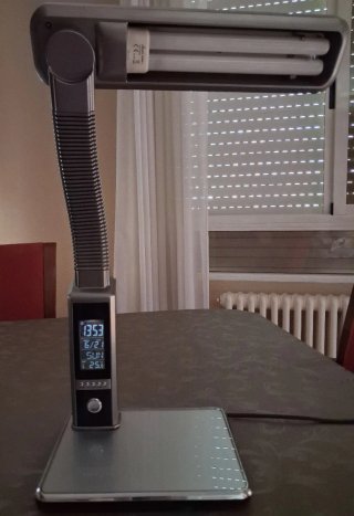 Lámpara flexo con pantalla LED y reloj.