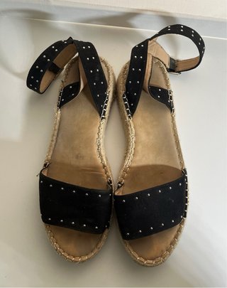 Sandalias negras con tachuelas