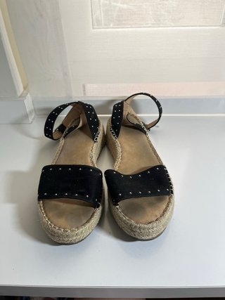 Sandalias negras con tachuelas