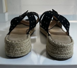 Sandalias negras con tachuelas