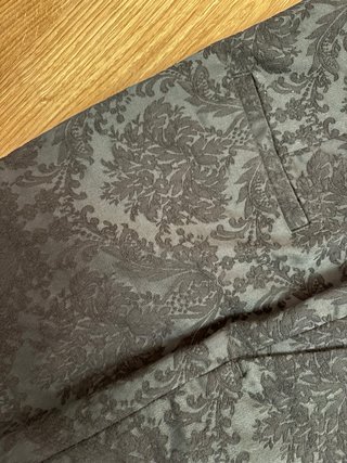 Pantalón Zara negro estampado