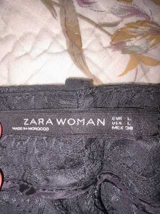 Pantalón Zara negro estampado