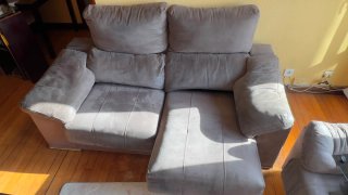 2 sofas grises