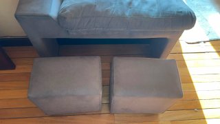 2 sofas grises