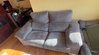 2 sofas grises