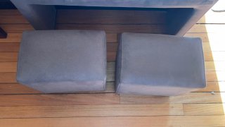 2 sofas grises