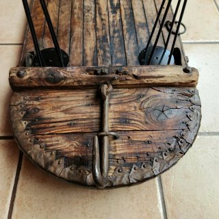 Trillo antiguo con tapa de metacrilato