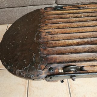 Trillo antiguo con tapa de metacrilato