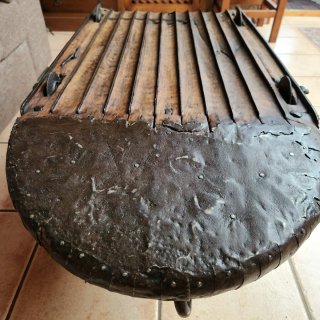 Trillo antiguo con tapa de metacrilato