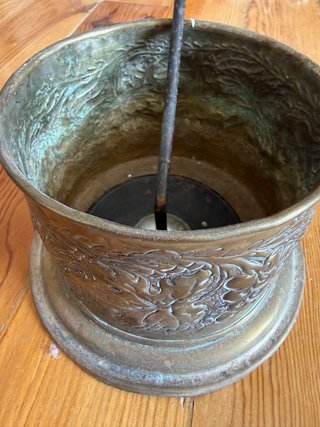 Recipiente antiguo latón floral repujado
