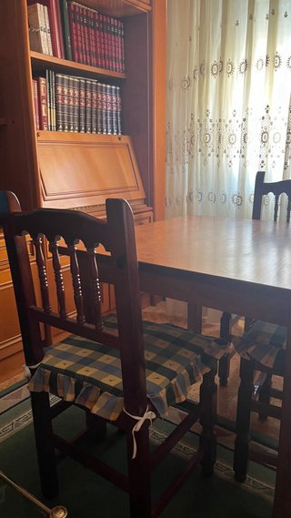 Mesa de comedor con 4 sillas