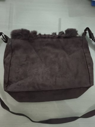 Bolso ante marrón con tachuelas