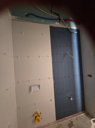Albañil profesional para colocación de baldosas