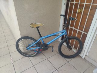 Bicicleta BMX azul