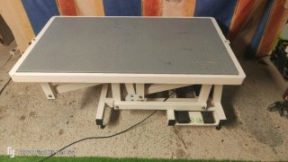 Mesa elevable para centro de estética de mascotas