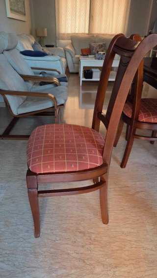 Mesa comedor y 6 sillas madera. Y mueble Vitrina