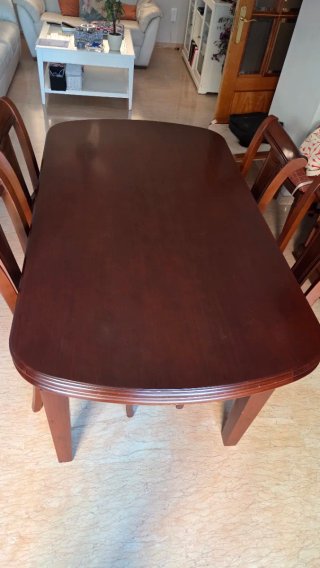 Mesa comedor y 6 sillas madera. Y mueble Vitrina