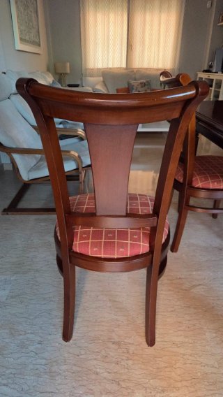 Mesa comedor y 6 sillas madera. Y mueble Vitrina