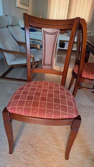 Mesa comedor y 6 sillas madera. Y mueble Vitrina