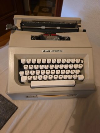 Máquina de escribir Olivetti Lettera 25