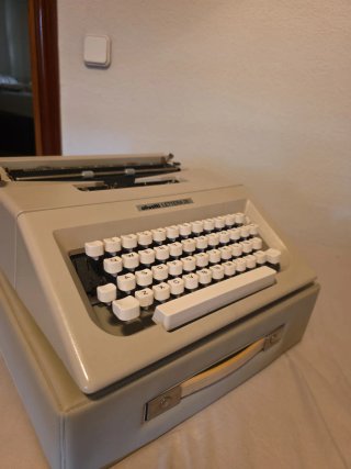 Máquina de escribir Olivetti Lettera 25