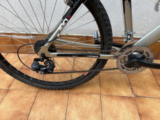 Bicicleta de montaña negra y plateada