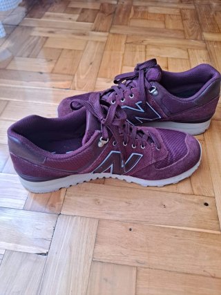 Zapatillas New Balance Moradas y Beige
