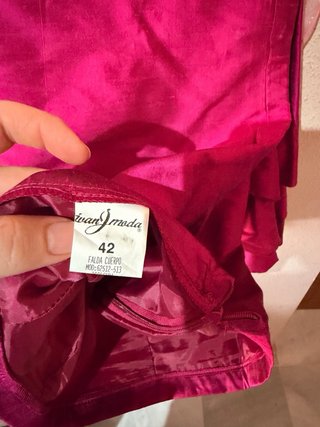 Conjunto fucsia falda y cuerpo talla 42