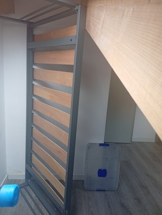Base de cama metálica y de madera