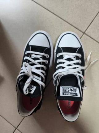 Converse negras con fresas