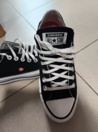Converse negras con fresas